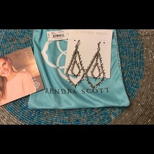 KENDRA SCOTT ALICE EARRINGS IN ANTIQUE SILVER
Comes with Bag & Care Card